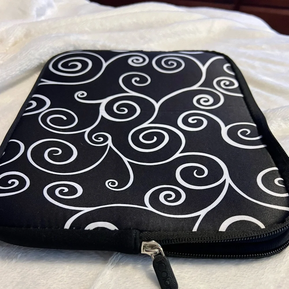 Icolor 8x10 inch black & white print neoprene tablet/laptop case